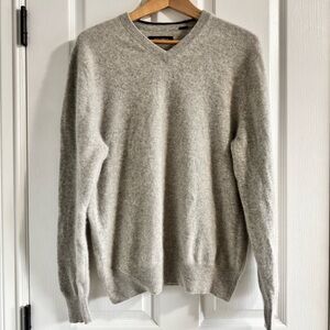 Women's V-Neck 100% Cashmere Sweater in Light Gray M/L